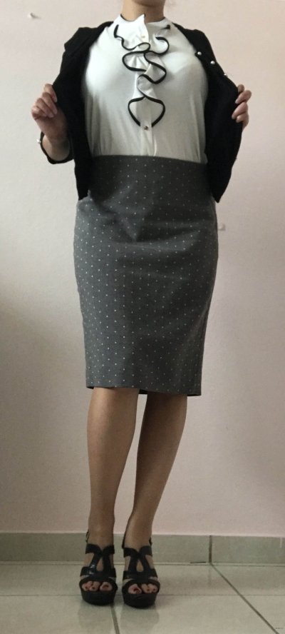 Симпатичная сотрудница раздевается перед камерой