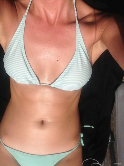 Сексуальная красотка демонстрирует откровенные фотографии