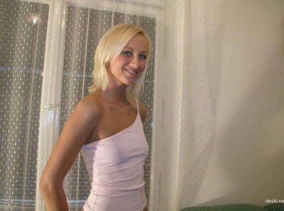 Личное фото очаровательной блондинки в интимной обстановке