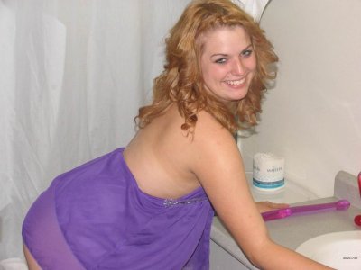 Обворожительная красотка демонстрирует свою интимную зону