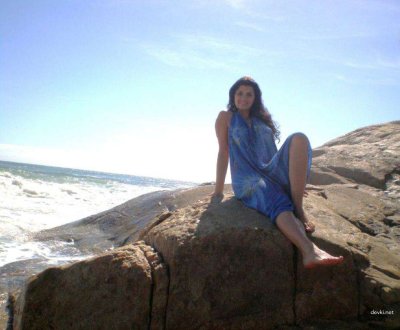 Брюнетка на отдыхе стягивает одежду и позирует без неё, демонстрируя свои шикарные формы