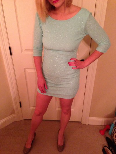 Развратная блондинка в сексуальном наряде.