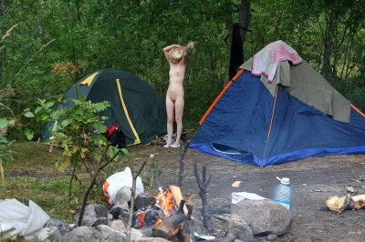 Очаровательная блондинка без одежды на свежем воздухе