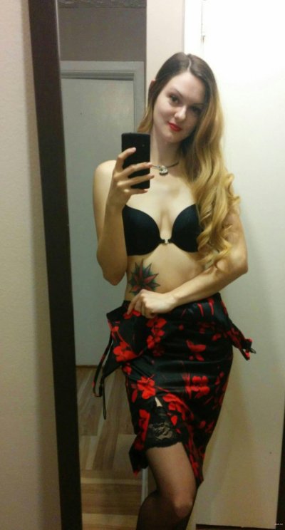 Сексапильная крошка делает откровенные селфи без одежды