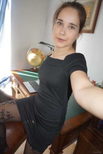 Горячая блондиночка обожает позировать голенькой перед камерой