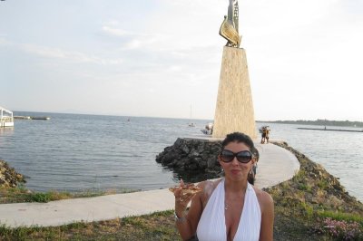 Молодая дамочка в Португалии демонстрирует свои шикарные формы