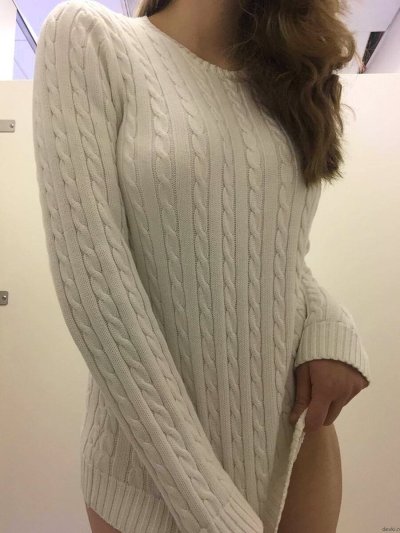 Развратно позирует в прекрасном белье, вызывая желание