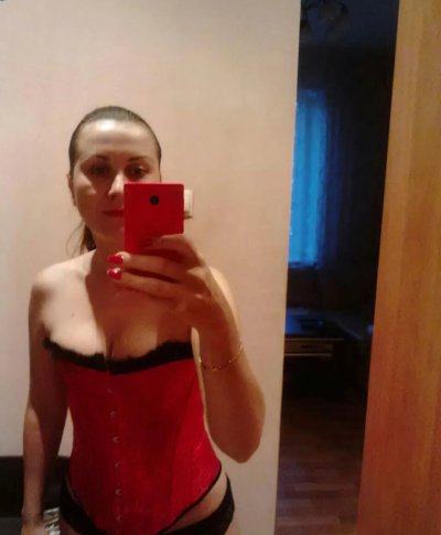 Сексуальная дама фоткает себя в откровенных позах