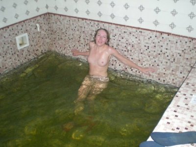 Дамочка гордится своим бюстом: откровенные фото!