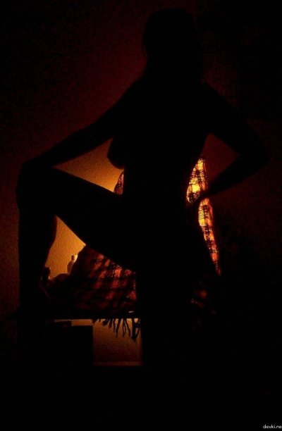 Красотка в форме позирует без одежды на фотокамеру