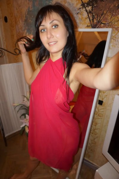 Молодая красавица показывает свои упругие маленькие естественные прелести