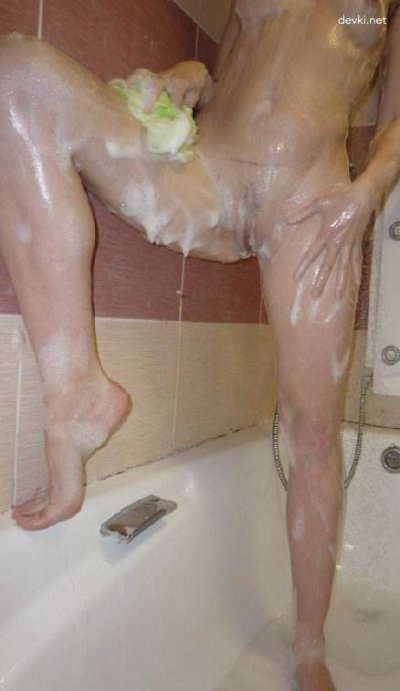 Горячая телка в душе: сексуальная брюнетка и ее обнаженное тело