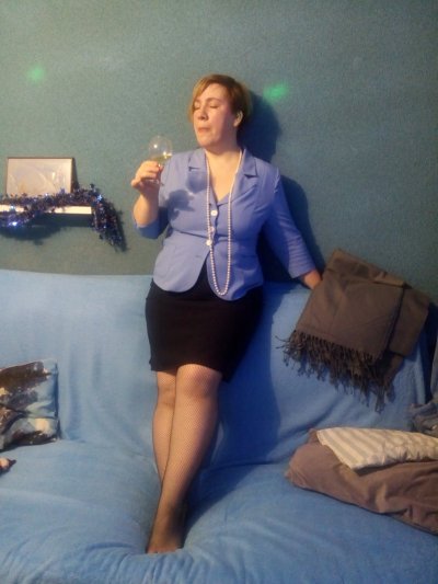 Опытная красотка демонстрирует бюст и интимные места