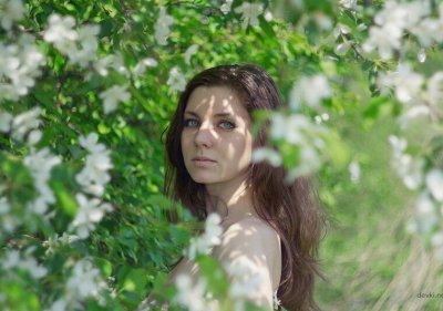 Показывает грудь на камеру: возбуждающие позы для взрослых