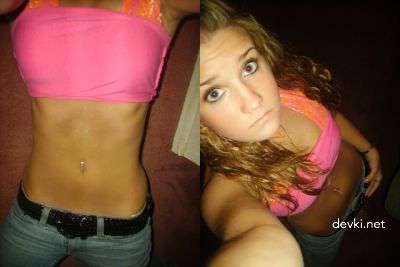 Привлекательная красотка раздевается до гола.