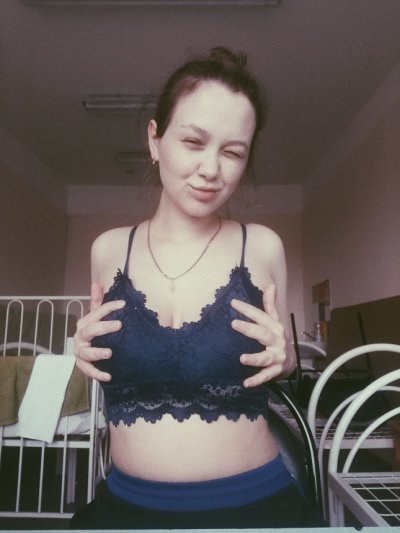 Молоденькая красотка с обильной грудью - горячий контент! 🔥