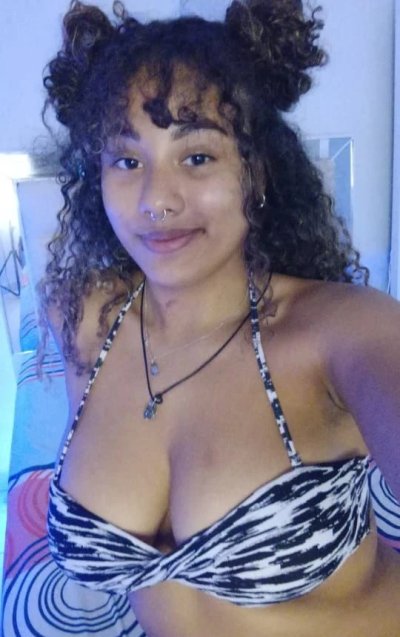 Развратная чернокожая красотка с большой грудью