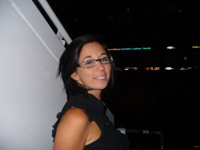 Пышногрудая красавица наслаждается солнцем на пляже в купальнике