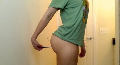 Пышногрудая красотка в майке дразнит, потрясая своим задом