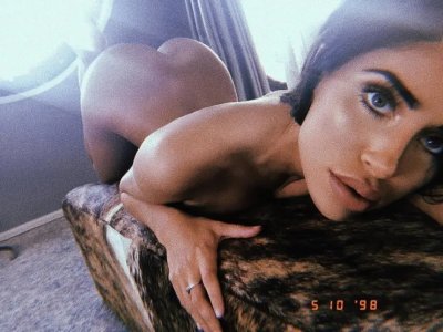 Сексапильная Наоми Вудс демонстрирует свои прелести