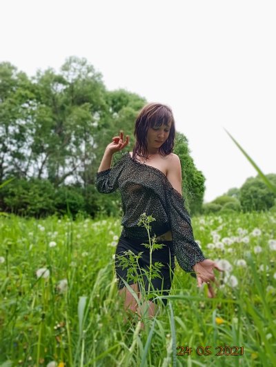 Развратная Алёнка голая на свежем воздухе