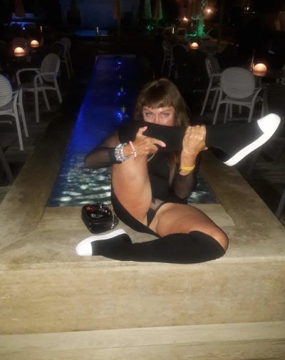 Дама флиртует и соблазняет