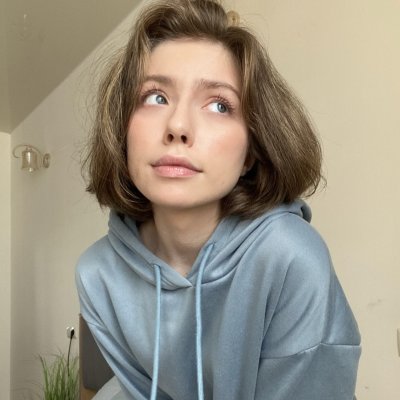 Горячая крошка показывает свои прелести соблазнительно и страстно