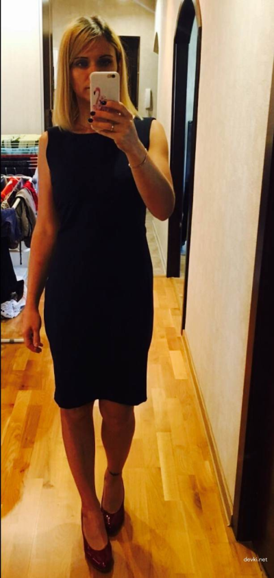 Снимает с себя вещи перед фотоаппаратом - откровенные снимки 18+