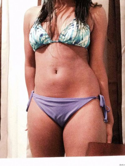 Снимает свои прелести на камеру