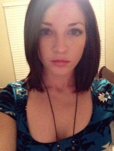 Красивая красотка показывает свои прелести на фото