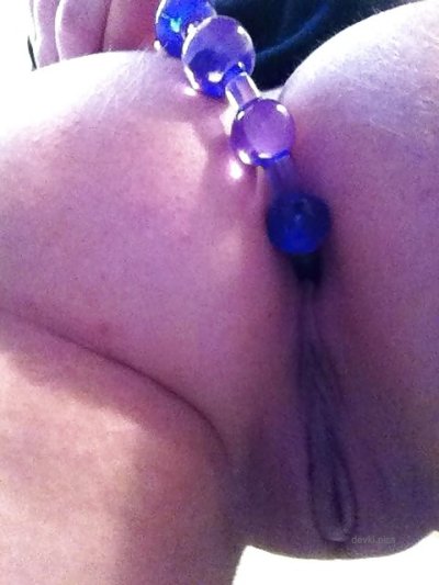 Горячая красотка играет со своими прелестьюшками