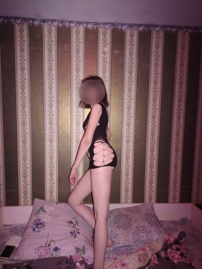 Знойная шалунья в черном наряде показывает свои аппетитные формы!