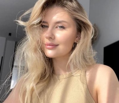 Девушка показывает свою интимную зону и соблазнительную задницу - развратное шоу!