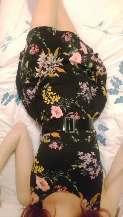 Горячая бомба снимает себя на кровати и играет с секс-игрушкой