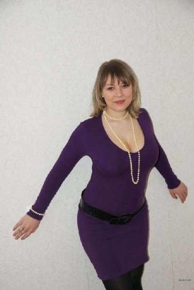 Очаровательная дама с пышными формами уютно устроилась на диване