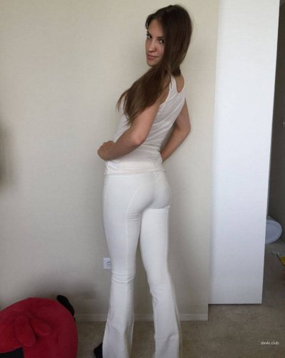 Горячая крошка показывает свои прелести в кровати