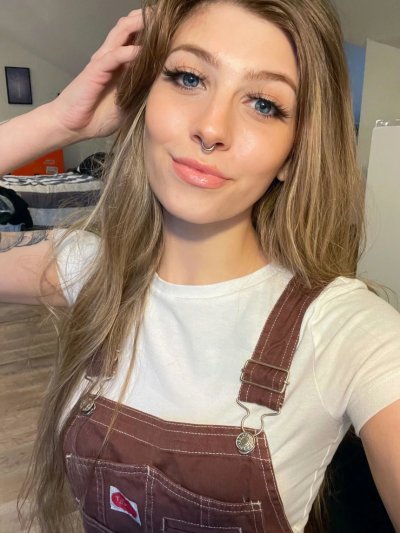 Красотка с обворожительным телом показывает свои прелести и делает селфи на телефон