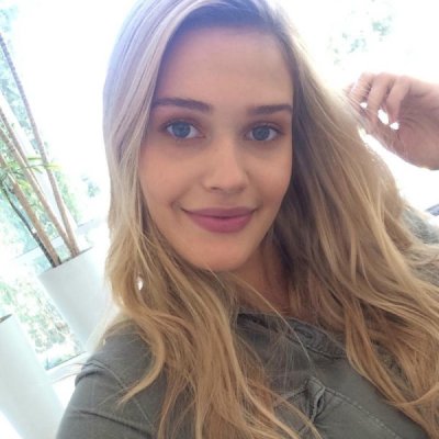 Привлекательная красотка с отличной фигурой готова раздеться перед камерой