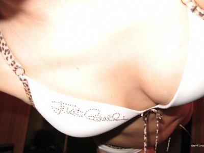 Жена шалит с пилоткой и отсасывает член