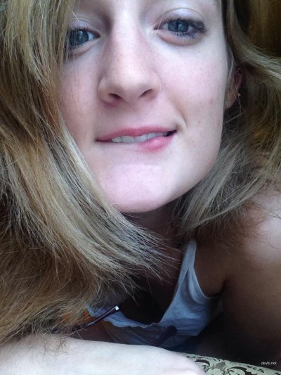 Красотка снимает, как нежно ласкает себя в кровати