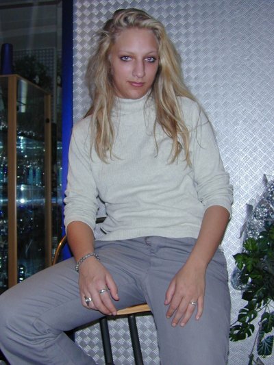 Горячая блондиночка в действии! 🌶️