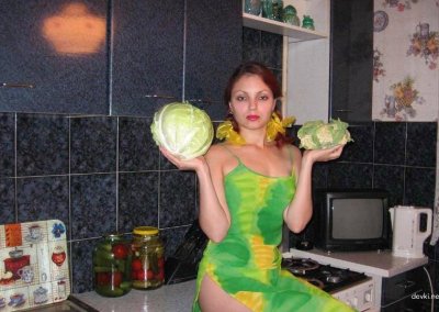 Соблазнительная крошка готовит на кухне