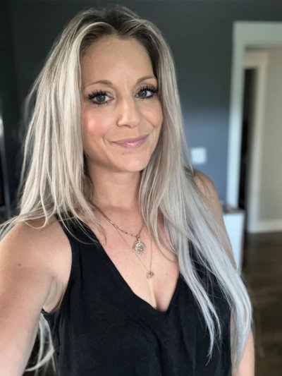 Сексуальная мамочка наслаждается демонстрацией своей голой фигуры