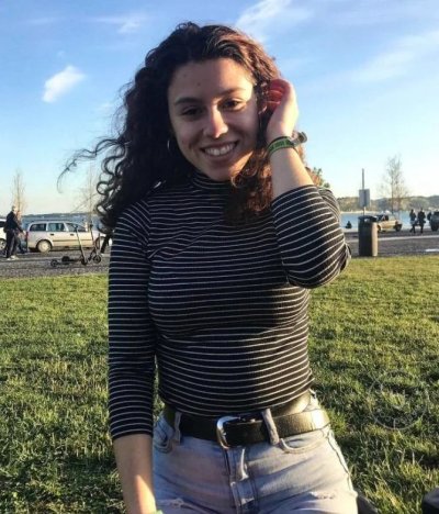 Симпатичная шалунья фотографирует свои приватные снимки у себя дома