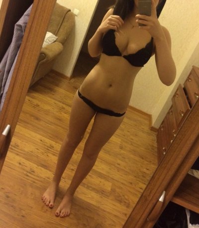 Горячая красотка фотографирует себя в откровенных позах