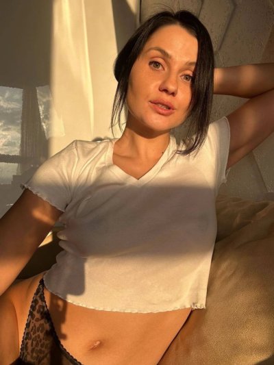 Красивая брюнетка показала свои интимные места