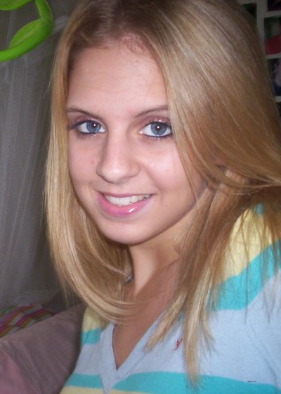 Соблазнительная красотка с гладкой пилоткой ждет тебя