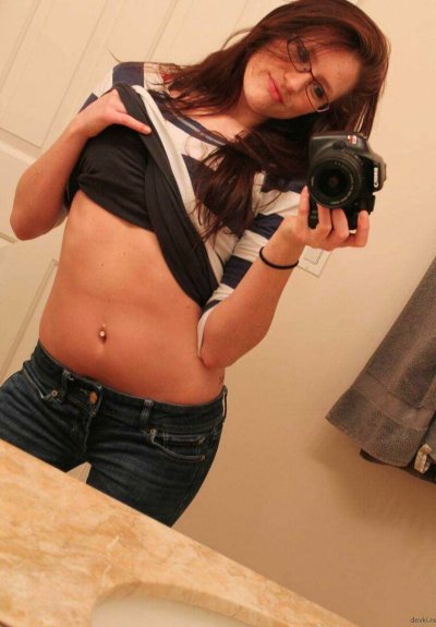 Девушка ласкает себя за попу и грудь, чтобы поднять настроение