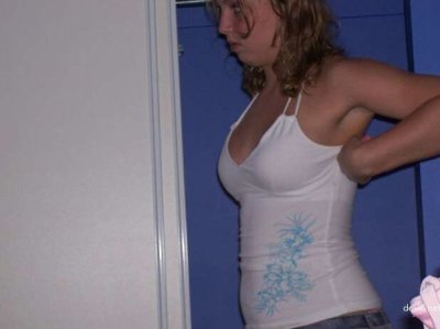 Сняла одежду и показала свою прелесть всем желающим!