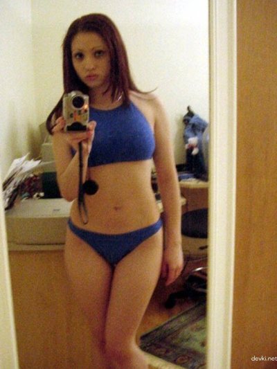 Девушка показала свои прелести